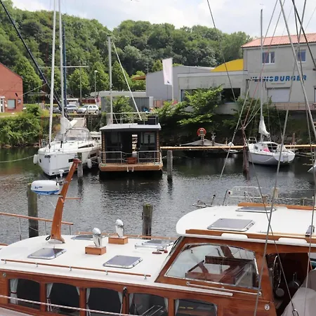 Hausboot Lina, Flensburg, Cleaning Included 弗伦斯堡